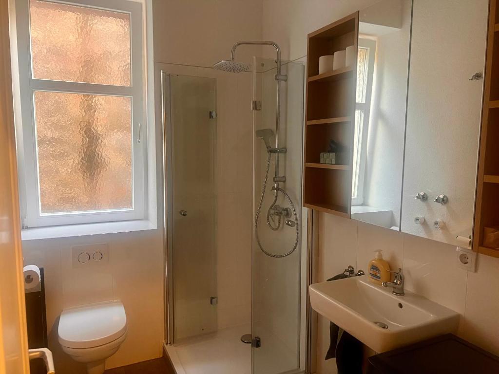 Badezimmer mit ebenerdiger Dusche, Waschbecken und Fenster