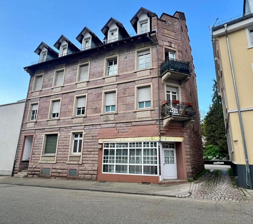 Sandsteinhaus mit Erker und Mansarddach, in dem das Apartment liegt