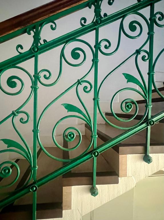 Grün gestrichenes schmiedeeisernes Treppengeländer im Jugendstil
