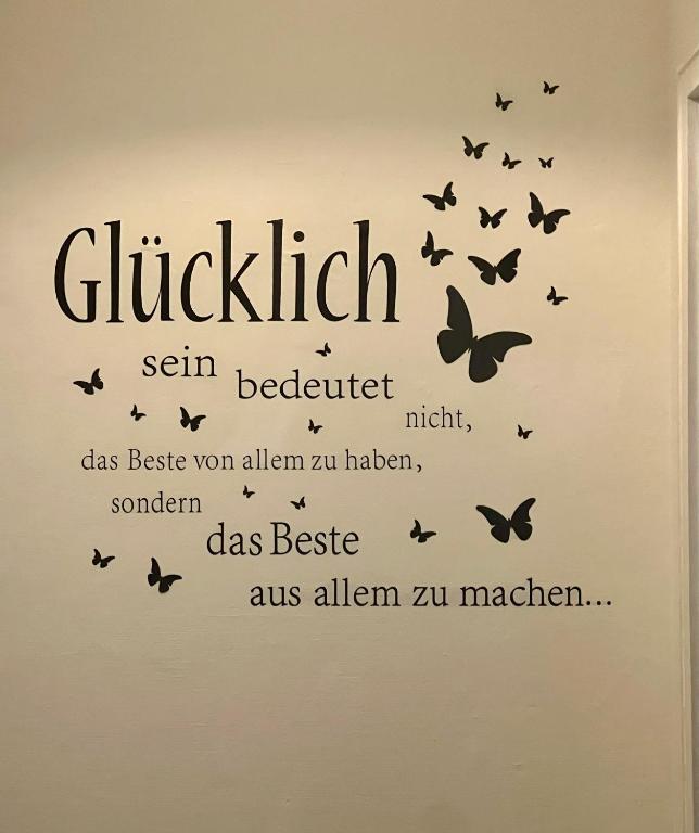 Wandschriftzug mit Schmetterlingen im Flur des Apartments
